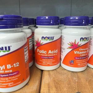 مطمئناً! در اینجا یک مقاله کامل و سئو شده برای مکمل فولیک اسید ناو (NOW Folate) تهیه شده است که به معرفی این مکمل، فواید آن و منابع طبیعی ویتامین C می‌پردازد. این مقاله به‌طور اختصاصی و بدون کپی از سایت‌های ایرانی نگاشته شده است. ⸻ مکمل فولیک اسید ناو (NOW Folate) | بهبود سلامت مادر و جنین، تقویت سیستم ایمنی و انرژی بیشتر فولیک اسید، که به نام ویتامین B9 نیز شناخته می‌شود، یکی از ویتامین‌های محلول در آب است که برای بسیاری از فرآیندهای بیولوژیکی بدن ضروری است. این ویتامین به ویژه برای زنان باردار اهمیت ویژه‌ای دارد، چرا که نقش حیاتی در رشد و تکامل جنین ایفا می‌کند. در این مقاله، به معرفی مکمل فولیک اسید ناو (NOW Folate) خواهیم پرداخت و فواید آن برای سلامت عمومی، زنان باردار و دیگر نیازهای بدن را بررسی خواهیم کرد. ⸻ معرفی مکمل فولیک اسید ناو (NOW Folate) مکمل فولیک اسید ناو (NOW Folate) یکی از محصولات پرفروش برند NOW Foods است که به ازای هر قرص ۴۰۰ میکروگرم فولیک اسید (یا ۴۰۰ میکروگرم فولات) را به بدن شما می‌رساند. این مکمل به‌ویژه برای افرادی که نمی‌توانند مقدار کافی فولیک اسید را از طریق رژیم غذایی خود دریافت کنند، مناسب است. ویژگی‌های برجسته مکمل فولیک اسید ناو: • حاوی ۴۰۰ میکروگرم فولیک اسید در هر قرص • استفاده از فرم طبیعی و فعال فولیک اسید برای جذب بهتر بدن • فاقد گلوتن، سویا، لبنیات و مواد شیمیایی اضافی • مناسب برای گیاه‌خواران و افرادی که به مواد افزودنی حساسیت دارند • تولید شده مطابق با استانداردهای GMP (تولید تحت شرایط کنترل‌شده) ⸻ چرا فولیک اسید مهم است؟ 1. تقویت سلامت جنین و پیشگیری از نقص‌های مادرزادی یکی از مهم‌ترین فواید فولیک اسید، به ویژه برای زنان باردار، جلوگیری از نقایص لوله عصبی (مانند اسپینا بیفیدا) در جنین است. تحقیقات نشان داده‌اند که مصرف فولیک اسید در سه ماهه اول بارداری می‌تواند به کاهش خطر بروز این مشکلات کمک کند. 2. حمایت از سیستم ایمنی فولیک اسید نقش مهمی در عملکرد سیستم ایمنی بدن ایفا می‌کند. این ویتامین به تولید گلبول‌های سفید خون که مسئول دفاع از بدن در برابر عفونت‌ها هستند، کمک می‌کند. بنابراین، مصرف فولیک اسید می‌تواند در تقویت سیستم ایمنی بدن موثر باشد. 3. مبارزه با کم‌خونی و تقویت سطح انرژی فولیک اسید یکی از ویتامین‌های ضروری برای تولید گلبول‌های قرمز خون است. کمبود این ویتامین می‌تواند به کم‌خونی مگالوبلاستیک منجر شود، که با علائمی همچون خستگی، ضعف و رنگ‌پریدگی همراه است. مصرف کافی فولیک اسید می‌تواند به بهبود سطح انرژی و جلوگیری از این وضعیت کمک کند. 4. حفظ سلامت قلب و عروق فولیک اسید به کاهش سطح هموسیستئین در خون کمک می‌کند. هموسیستئین یک آمینواسید است که مقادیر بالای آن می‌تواند خطر بیماری‌های قلبی و عروقی را افزایش دهد. بنابراین، مصرف فولیک اسید می‌تواند به سلامت قلب و کاهش خطر بیماری‌های قلبی کمک کند. 5. حفظ سلامت مغز و عملکرد شناختی فولیک اسید همچنین نقش مهمی در عملکرد مغز دارد. این ویتامین به حفظ سلامت سیستم عصبی کمک می‌کند و می‌تواند در پیشگیری از بیماری‌هایی همچون اختلالات شناختی و زوال عقل مؤثر باشد. همچنین، کمبود فولیک اسید می‌تواند به افزایش خطر افسردگی و اضطراب منجر شود. 6. پیشگیری از بروز سرطان مطالعات نشان داده‌اند که فولیک اسید ممکن است در پیشگیری از برخی انواع سرطان‌ها، مانند سرطان روده بزرگ، مؤثر باشد. این ویتامین می‌تواند از آسیب‌های دی‌ان‌ای و تکثیر غیرطبیعی سلول‌ها جلوگیری کند که یکی از عوامل خطر بروز سرطان است. ⸻ منابع طبیعی فولیک اسید فولیک اسید به طور طبیعی در برخی از مواد غذایی یافت می‌شود که به آن‌ها فولات گفته می‌شود. در اینجا به برخی از منابع طبیعی فولیک اسید اشاره می‌کنیم: 1. سبزیجات برگ سبز سبزیجات برگ سبز مانند اسفناج، کاهو، کلم بروکلی و شاهی غنی از فولات هستند. مصرف این سبزیجات می‌تواند به تأمین نیاز روزانه بدن به فولیک اسید کمک کند. 2. حبوبات حبوباتی مانند عدس، نخود، لوبیا و سویا منابع غنی دیگری از فولیک اسید هستند. مصرف یک وعده از این مواد غذایی می‌تواند مقادیر قابل توجهی از این ویتامین را به بدن برساند. 3. آووکادو آووکادو نه تنها حاوی چربی‌های سالم است، بلکه یک منبع عالی از فولات نیز می‌باشد. مصرف آووکادو به عنوان بخشی از رژیم غذایی می‌تواند کمک کننده باشد. 4. میوه‌ها میوه‌هایی همچون پرتقال، موز، انگور و توت فرنگی مقادیر قابل توجهی فولیک اسید دارند. به ویژه، پرتقال به عنوان یکی از میوه‌های غنی از فولات شناخته شده است. 5. غلات و نان‌های غنی‌شده برخی از غلات و نان‌ها به‌ویژه آن‌هایی که به طور مصنوعی غنی‌سازی شده‌اند، حاوی مقادیر زیادی فولیک اسید هستند.